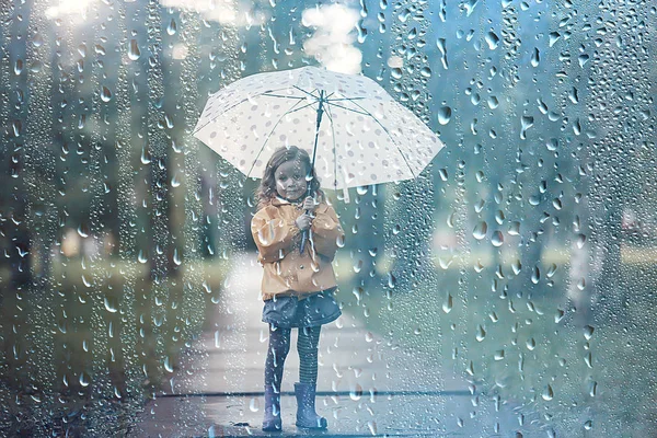 Gadis Kecil Dengan Payung Anak Kecil Musim Gugur Yang Hujan — Stok Foto