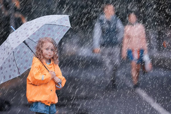 傘を持つ小さな女の子 小さな子供 雨の秋の散歩 傘を持つ濡れ天候の子供 — ストック写真
