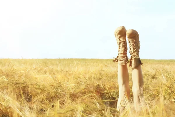 Girl Lies Field Her Legs Boots Legs Stick Out Field — Stock Photo, Image