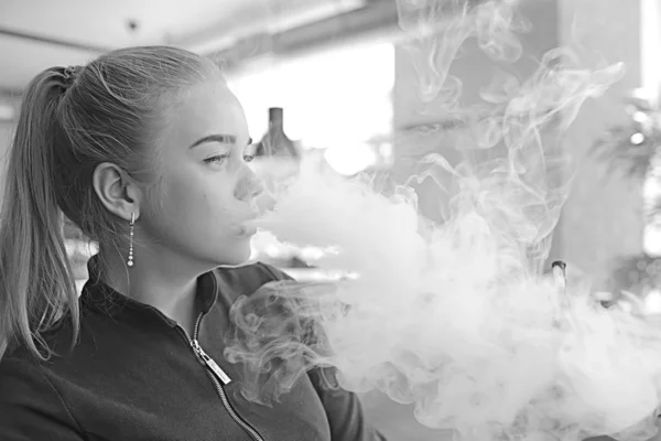 Menina Fuma Narguilé Bar Fumar Saúde Cigarros Modernos Vape — Fotografia de Stock