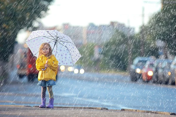 傘を持つ小さな女の子 小さな子供 雨の秋の散歩 傘を持つ濡れ天候の子供 — ストック写真