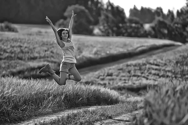 若い幸せなヨーロッパのモデル 夏休み 夏の風景の中で自然の中を散歩 大人の女の子だけ — ストック写真