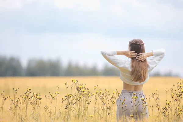 Jeune Adulte Fille Sexy Dans Domaine Concept Bonheur Été Belle — Photo