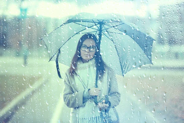 Φθινόπωρο Μοντέλο Σταγόνες Βροχής Καιρός Βροχή Κορίτσι Φθινοπωρινό Βλέμμα Σταγόνες — Φωτογραφία Αρχείου
