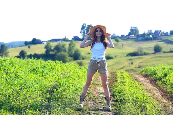 밀밭의 풍경에 모자를 소녀의 초상화 프로방스의 소박한 로맨스 — 스톡 사진