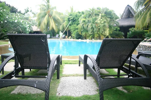 Tumbonas Del Hotel Piscina Descanso Hotel Tropical Descanso Cómodo Recreación — Foto de Stock