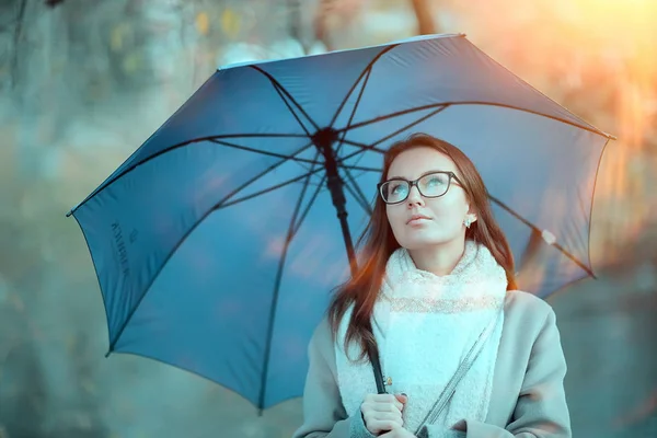 Mädchen Regenschirm Waldlandschaft Herbst Ansicht Junge Frau Mit Regenschirm Stadtpark — Stockfoto