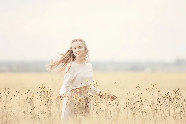 Chica Feliz Campo Otoño Con Espiguillas Paisaje Adulto Joven Retrato — Foto de Stock