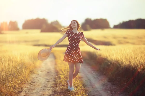 Glücklich Junge Erwachsene Modell Gelben Weizenfeld Sommer Glück Konzept Mädchen — Stockfoto