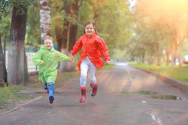 Bambini Corrono Nel Parco Giallo Autunno Pioggia Divertimento Passeggiata Autunno — Foto Stock