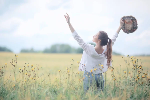 Anonimo Ragazza Campo Vista Dalla Schiena Felicità Libertà Gioiosa Ragazza — Foto Stock