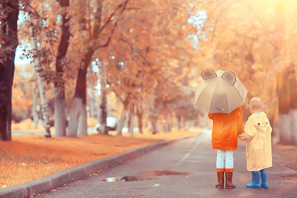 兄弟姐妹在公园的伞下 男孩和女孩在秋天的公园 走在树林的孩子秋天 — 图库照片