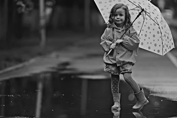 小女孩带伞 雨秋走 潮湿天气的孩子带伞 — 图库照片