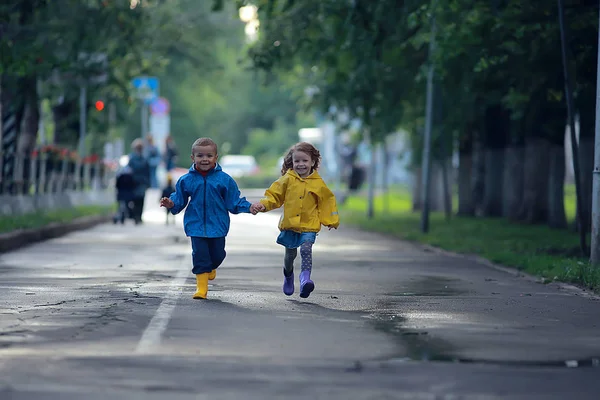 Crianças Correm Capas Chuva Parque Verão Chuva Andar Irmão Irmã — Fotografia de Stock