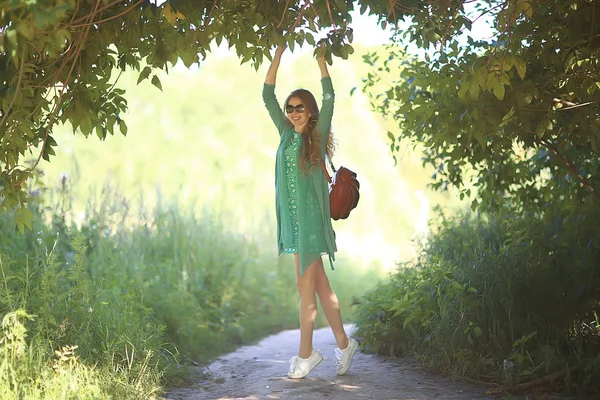 Sexy Bionda Passeggiata Estate Parco Stile Urbano Glamour Giovane Donna — Foto Stock