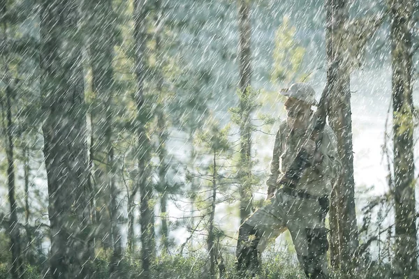 Homme Chasse Forêt Été Paysage Dans Forêt Chasseur Avec Fusil — Photo