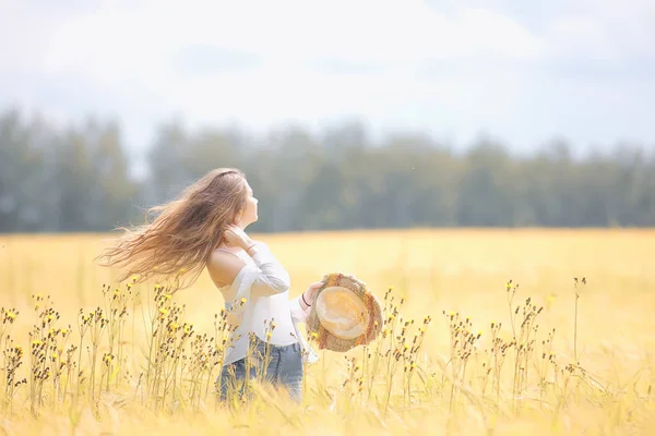 Lycklig Flicka Höst Fält Med Spikelets Landskap Vuxen Ung Flicka — Stockfoto