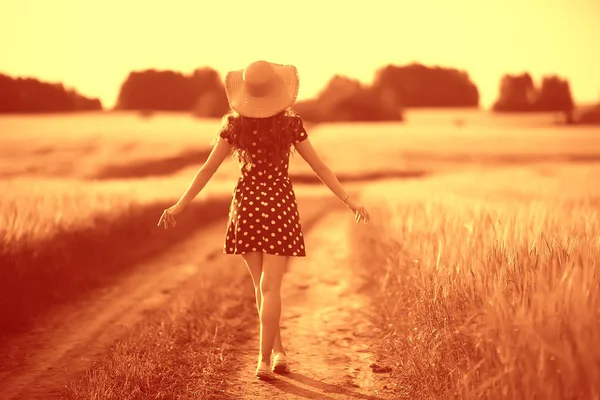 Summer Portrait Girl Straw Hat Field Landscape Yellow Wheat Field — Stock Photo, Image
