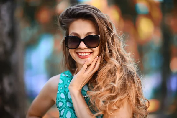 Alegre Rubia Gafas Sol Joven Hermosa Chica Gafas Sol Mujer — Foto de Stock