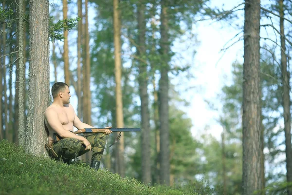 Homme Chasse Forêt Été Paysage Dans Forêt Chasseur Avec Fusil — Photo