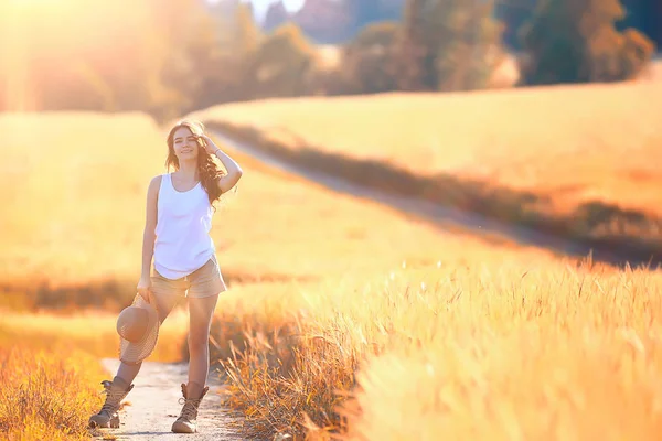 Lycklig Ung Vuxen Modell Gult Vetefält Sommar Lycka Concept Girl — Stockfoto