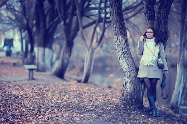 Ragazza Ombrello Foresta Paesaggio Autunno Vista Giovane Donna Con Ombrello — Foto Stock