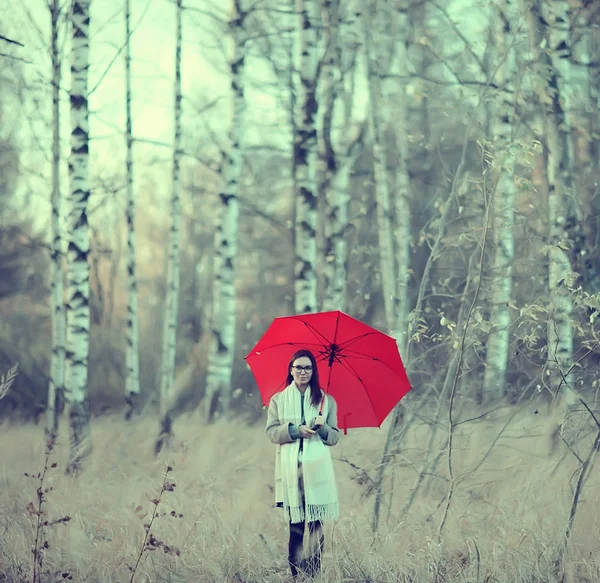 秋ストレス少女 公園で孤独な女の子 10月の景色 女性との風景 — ストック写真