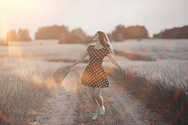 Glücklich Junge Erwachsene Modell Gelben Weizenfeld Sommer Glück Konzept Mädchen — Stockfoto