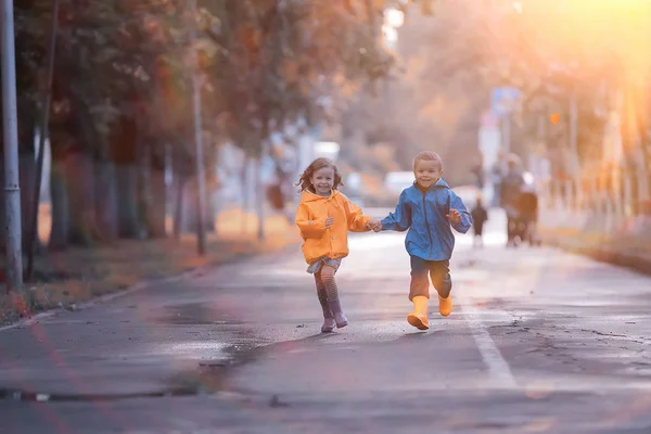 Çocuklar Sarı Sonbahar Parkı Yağmur Eğlenceli Yürüyüş Sonbahar Mevsimlik Manzara — Stok fotoğraf