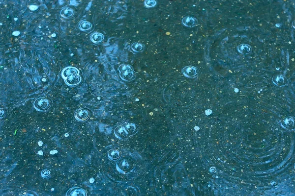 Niebieskie Kałuży Tło Deszcz Krople Deszczu Koła Kałuży Pęcherzyki Wodzie — Zdjęcie stockowe