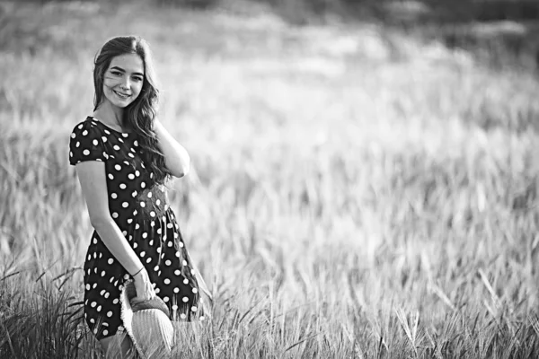 Modelo Adulto Jovem Feliz Campo Trigo Amarelo Verão Felicidade Conceito — Fotografia de Stock