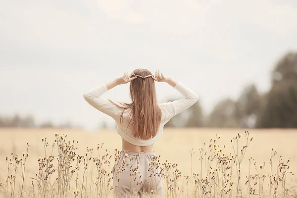 Anônimo Menina Campo Vista Das Costas Felicidade Liberdade Alegre Menina — Fotografia de Stock