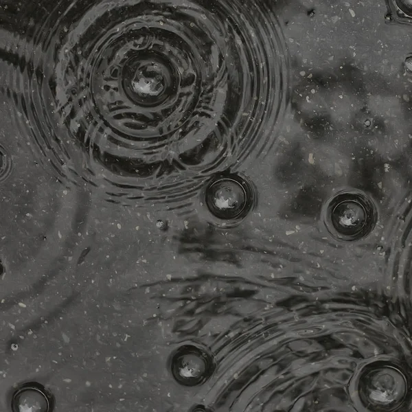 背景水たまり雨 円や水たまりの中に滴 水の中の泡とテクスチャ 秋の雨 — ストック写真