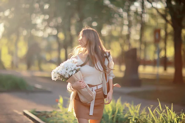 Mädchen Mit Einem Strauß Blumen Einen Spaziergang Park Romantische Junge — Stockfoto