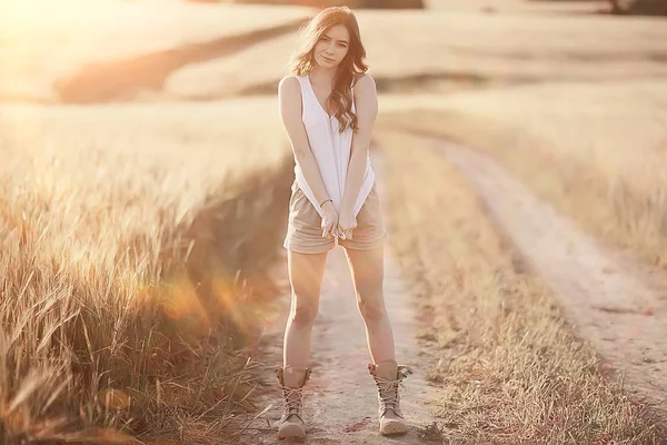 Joven Feliz Modelo Europeo Vacaciones Verano Paseo Naturaleza Paisaje Verano —  Fotos de Stock