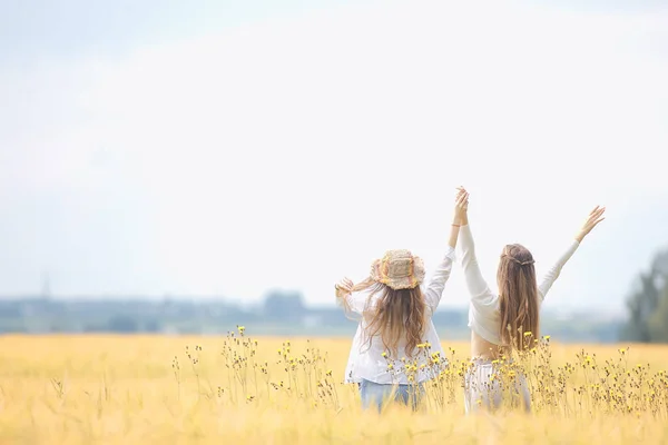 Bir Sonbahar Alanında Mutluluk Iki Kız Arkadaş Iki Genç Kadın — Stok fotoğraf