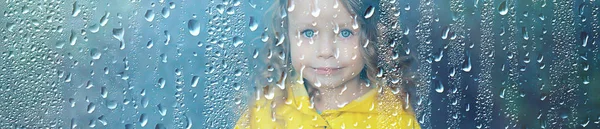 画像一个女孩在雨中 秋天的肖像 小女孩滴雨衣雨天气 — 图库照片