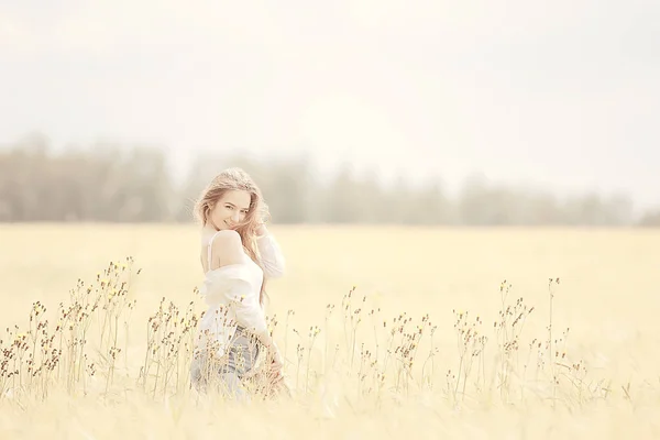 Glückliches Mädchen Herbst Feld Mit Stacheln Landschaft Erwachsene Junge Mädchen — Stockfoto
