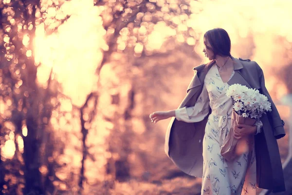 Happy Girl Flowers City Summer Photo Young Beautiful Girl Holding — Stock Photo, Image