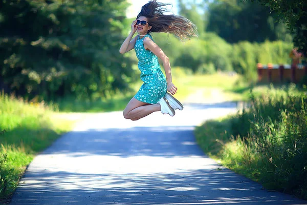 Játékos Felnőtt Fiatal Lány Nyári Kavarog Jumping Vidám Szép Modell — Stock Fotó