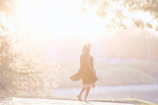 Sol Pôr Sol Silhueta Chapéu Menina Modelo Vestido Noite Verão — Fotografia de Stock