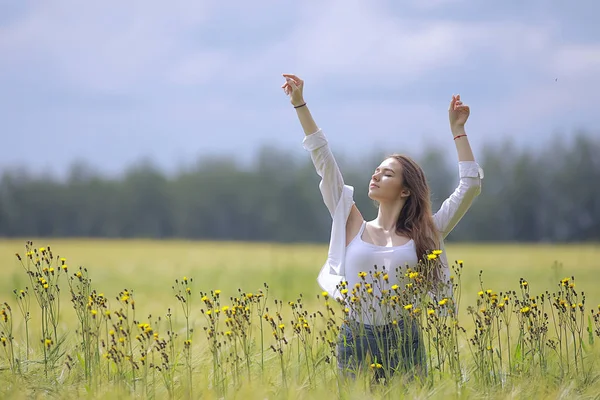 Natur Höst Fältet Fashion Model Girl Landskap Sommaren Field Vacker — Stockfoto