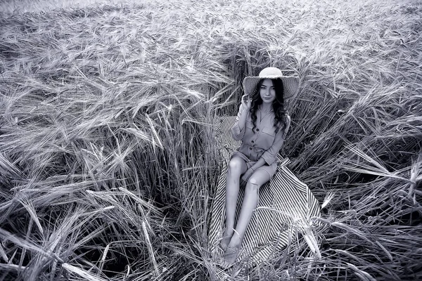 Ritratto Estivo Una Ragazza Cappello Paglia Campo Paesaggio Campo Grano — Foto Stock