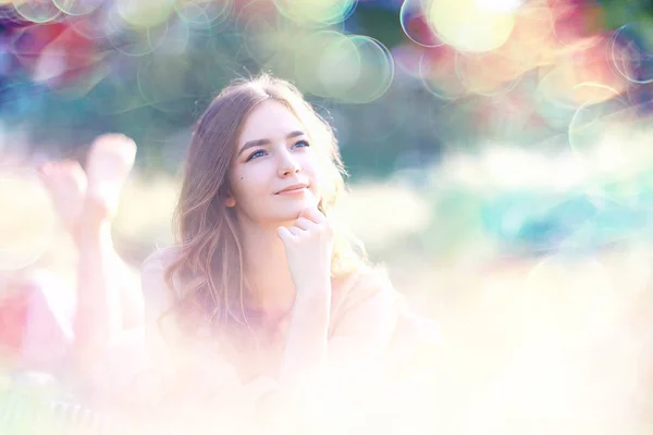 Jong Gelukkig Europees Model Zomer Vakantie Een Wandeling Natuur Het — Stockfoto