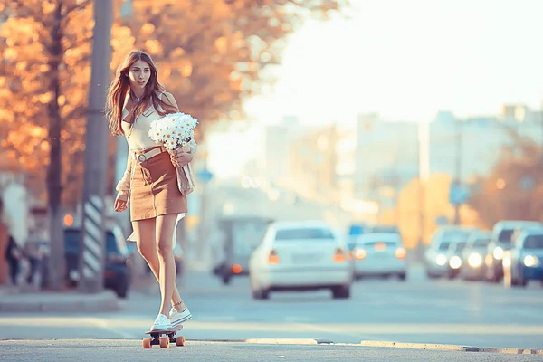 Menina Montando Skate Cidade Modelo Jovem Adulto Menina Rua Pleno — Fotografia de Stock