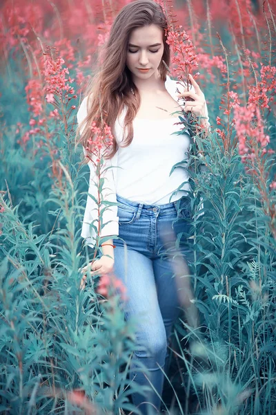 Rosa Blumen Haarmädchen Modell Schöne Glamouröse Mode Modell Bereich Natur — Stockfoto