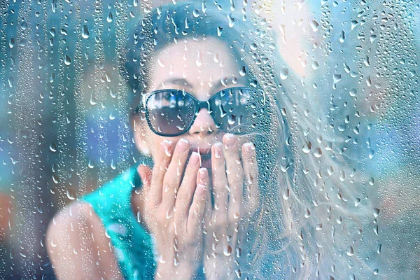 窓の外の若い大人の女の子は 雨滴のガラス暖かい秋の雨の季節の景色 — ストック写真