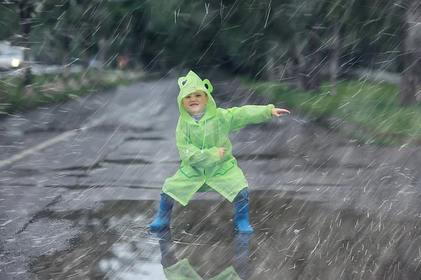 Yağmurluk Çocuk Yağmur Mevsimlik Fotoğraf Sonbahar Hava Çocuklar Için Sıcak — Stok fotoğraf