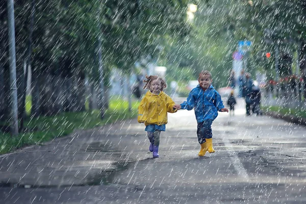 Crianças Correm Capas Chuva Parque Verão Chuva Andar Irmão Irmã — Fotografia de Stock