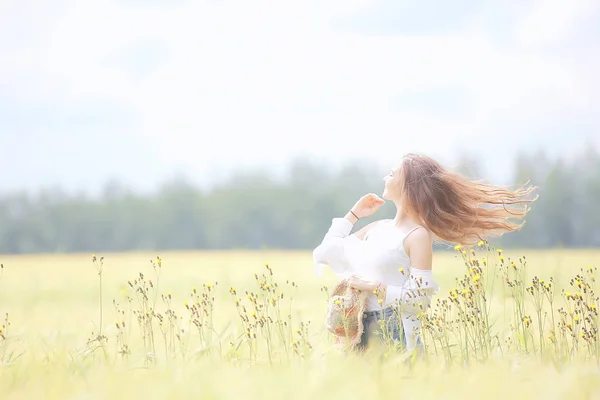 Podzimní Polní Dívka Zdraví Krásný Mladý Model Krajina Letním Poli — Stock fotografie